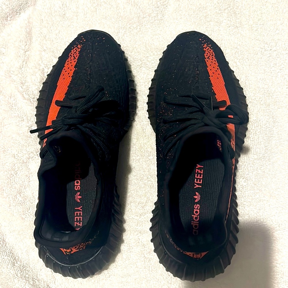 Almost new Yeezy’s boost 350 V2 “Red”